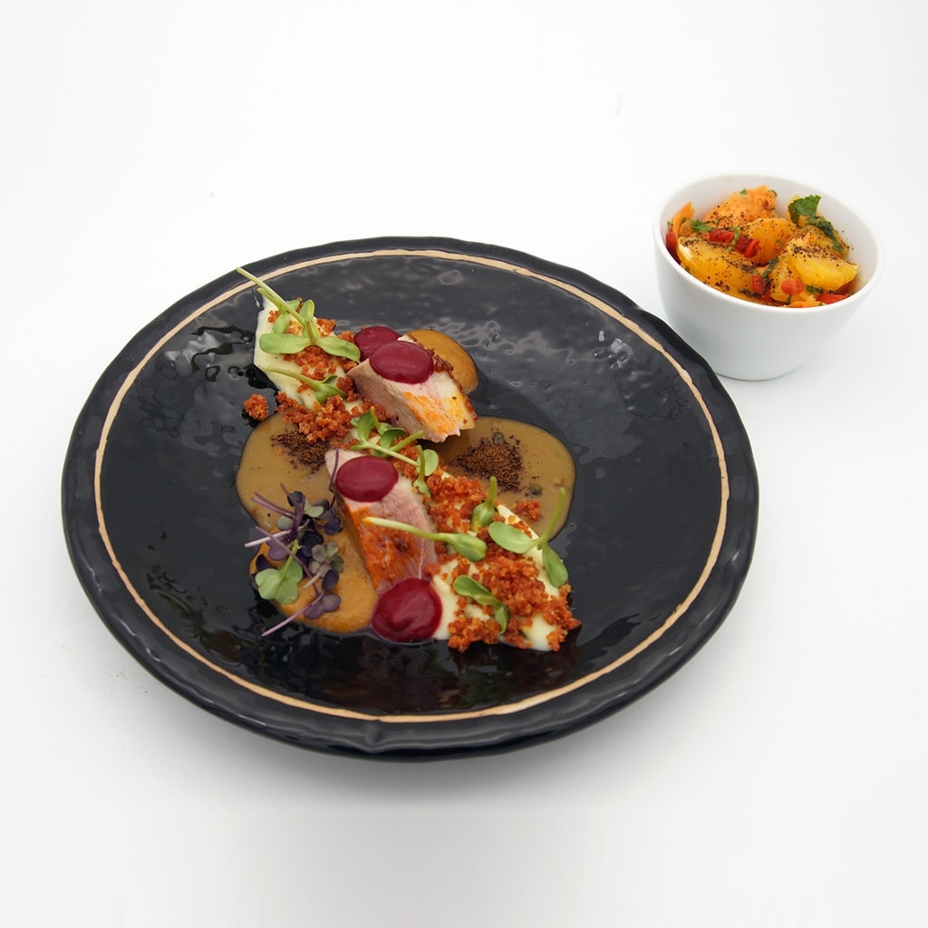 Friptura din piept de rata cu garnitura de piure de cartofi si pesto rosu, salata de morcovi, portocale si goji si sos de piper verde Friptura din piept de rata cu garnitura de piure de cartofi si pesto rosu, salata de morcovi, portocale si goji si sos de piper verde